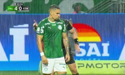Aos 35 min do 2º tempo - cobrança de pênalti defendida de Paulinho do Palmeiras contra o Corinthians