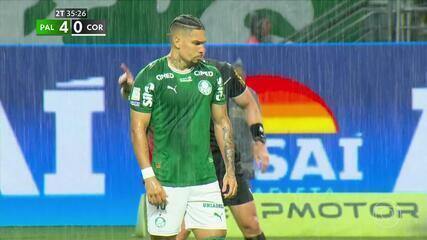 Aos 35 min do 2º tempo - cobrança de pênalti defendida de Paulinho do Palmeiras contra o Corinthians