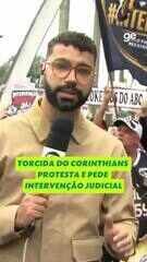 A torcida do Corinthians foi à sede do clube protestar e pedir intervenção judicial