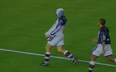 Em 1998, Juninho empata jogo contra o River e garante Vasco na final da Libertadores