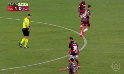 Cartão amarelo de De la Cruz do Flamengo contra o Fluminense